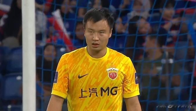 今晚，上海海港与柔佛DT的亚冠精英联赛中，首发出场的门将陈威是场上发挥最出色的球
