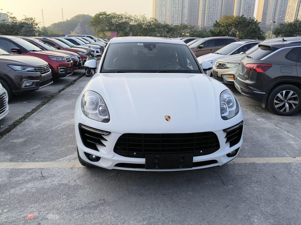 烟花爆竹放车里，差点把车烧毁！
前两天验了一台保时捷Macan，2016年7月上