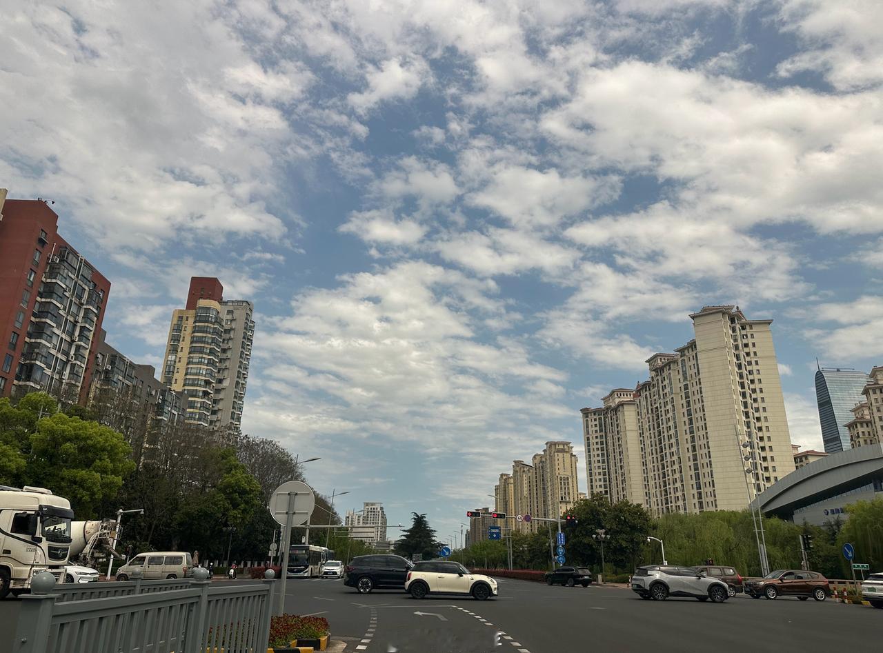 最近苏州的天空，主打一个丝滑切换。上一秒蓝天白云，下一秒乌云漫卷，前后不过一小时