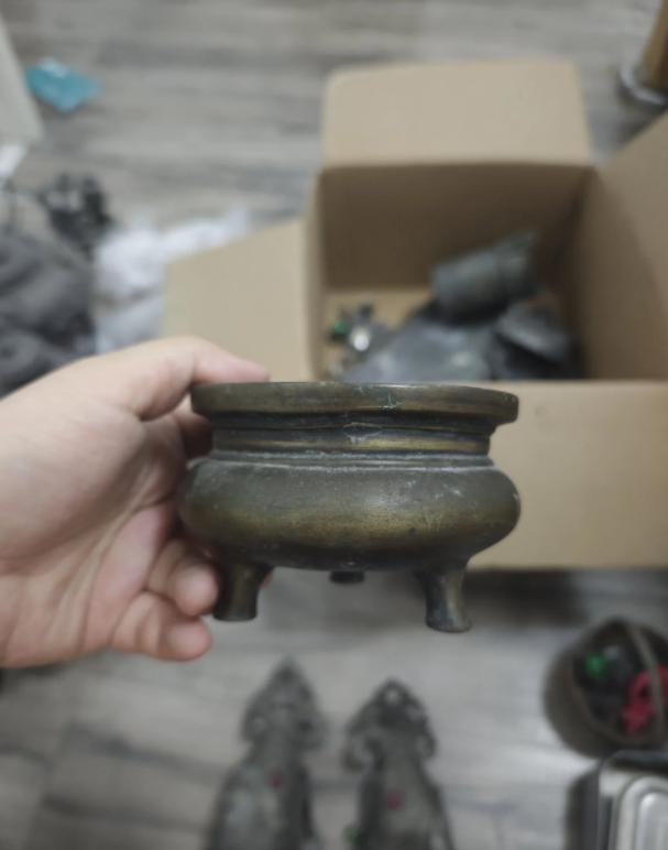 我老公最近迷上铜炉，咬牙花六千买回个小香炉，黄铜、扁圆肚子三只短足、宽边沿，沉甸