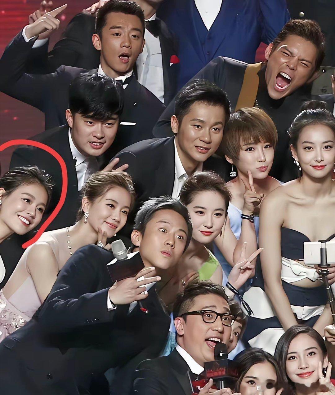 明明她最漂亮最当红，为什么却在最边上？ 