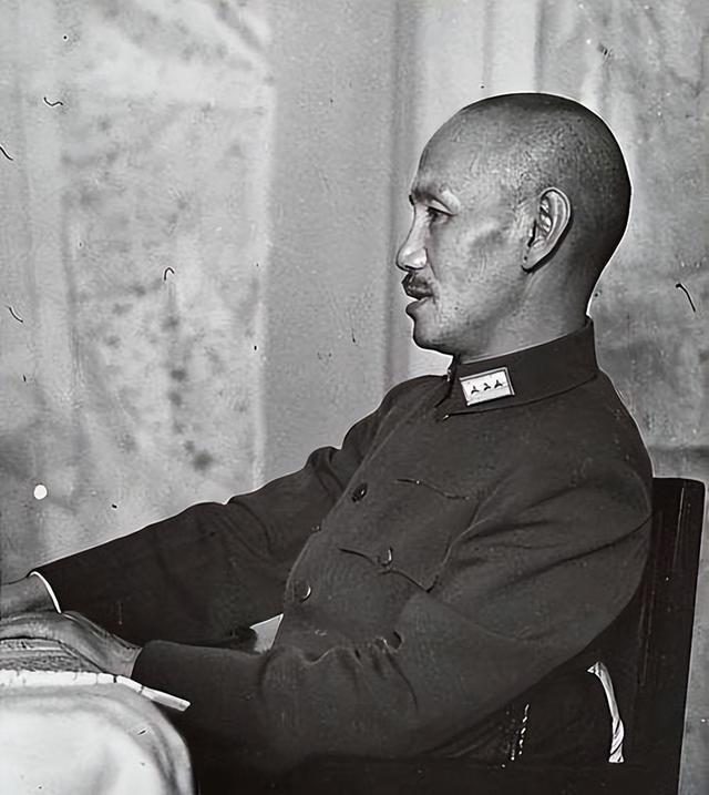 1945年，中统的徐恩曾被撤职后，无事可干的他改经商卖黄豆，囤了30万斤黄豆后，