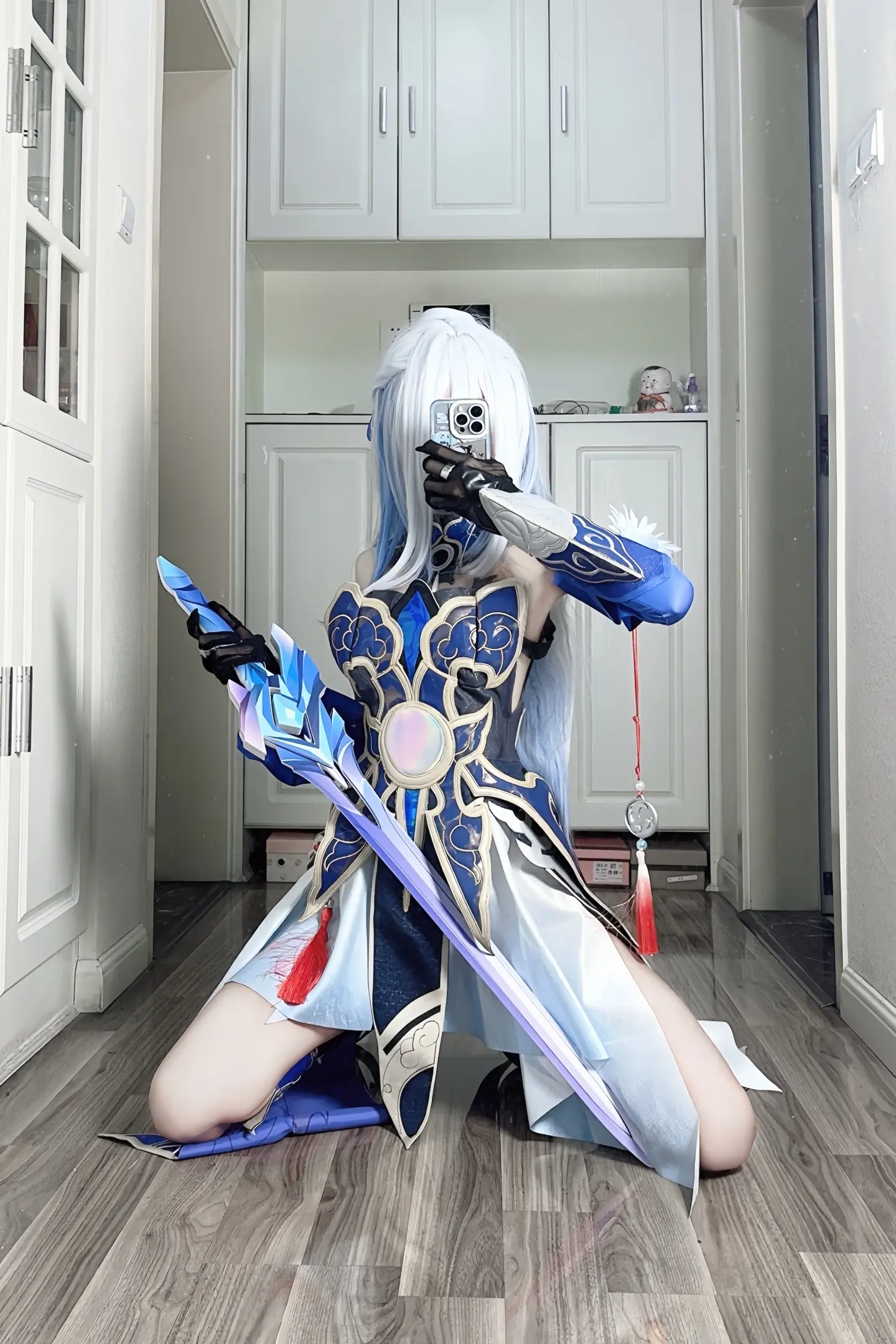 白毛红瞳大姐姐 谁懂。飞光流泻，照澈万川
毁灭命途的冰箭，
狠狠地扎在了我的心巴上。
无边的夜色中，
哪有比始终当空的明月，更亲近。
此去一别，
也许是永别，
云上五骁，
该是彼此告别的时候了….
 