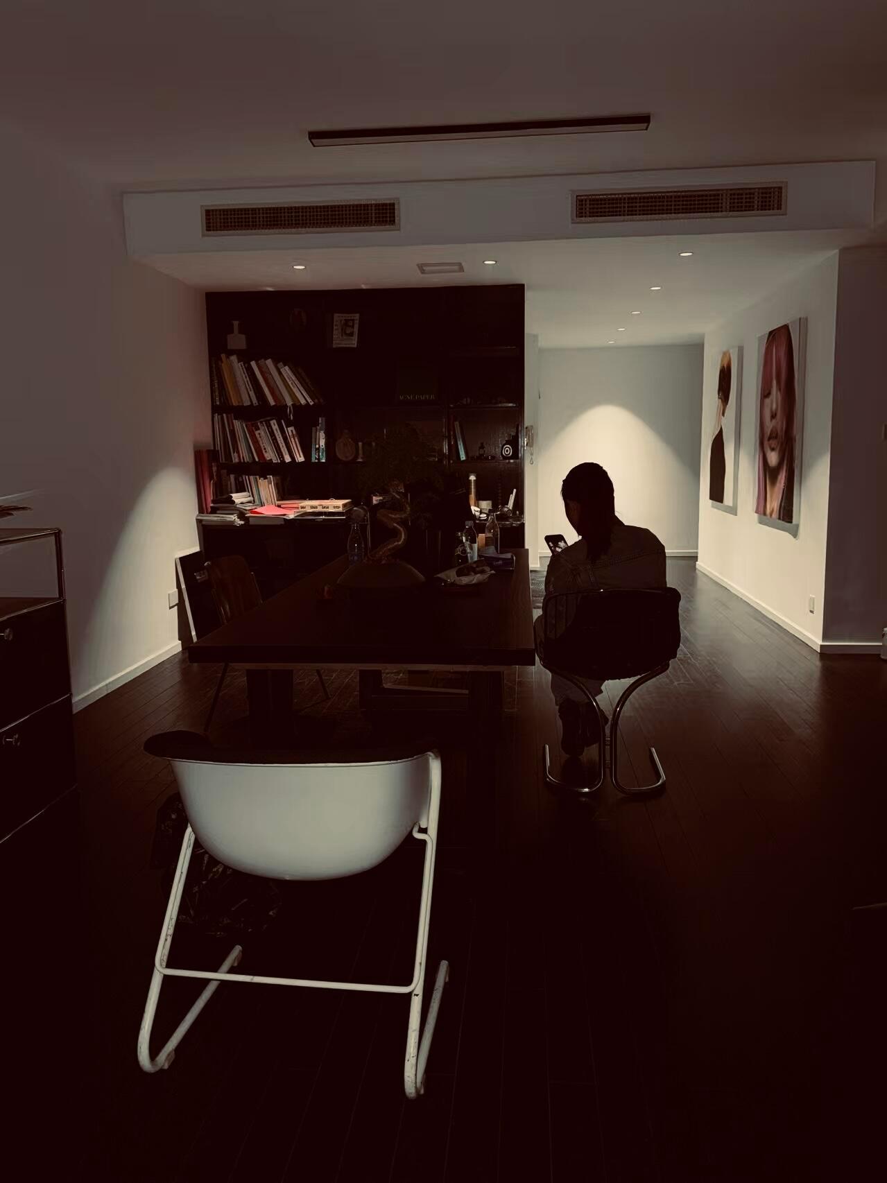 上门为张曼玉烫头的发型师发的她在上海的家 