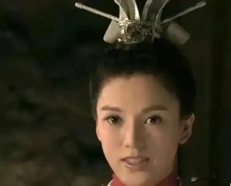 这应该算医美事故了吧？
实在搞不懂，以前那么美丽自然，
为什么非要想不开医美，