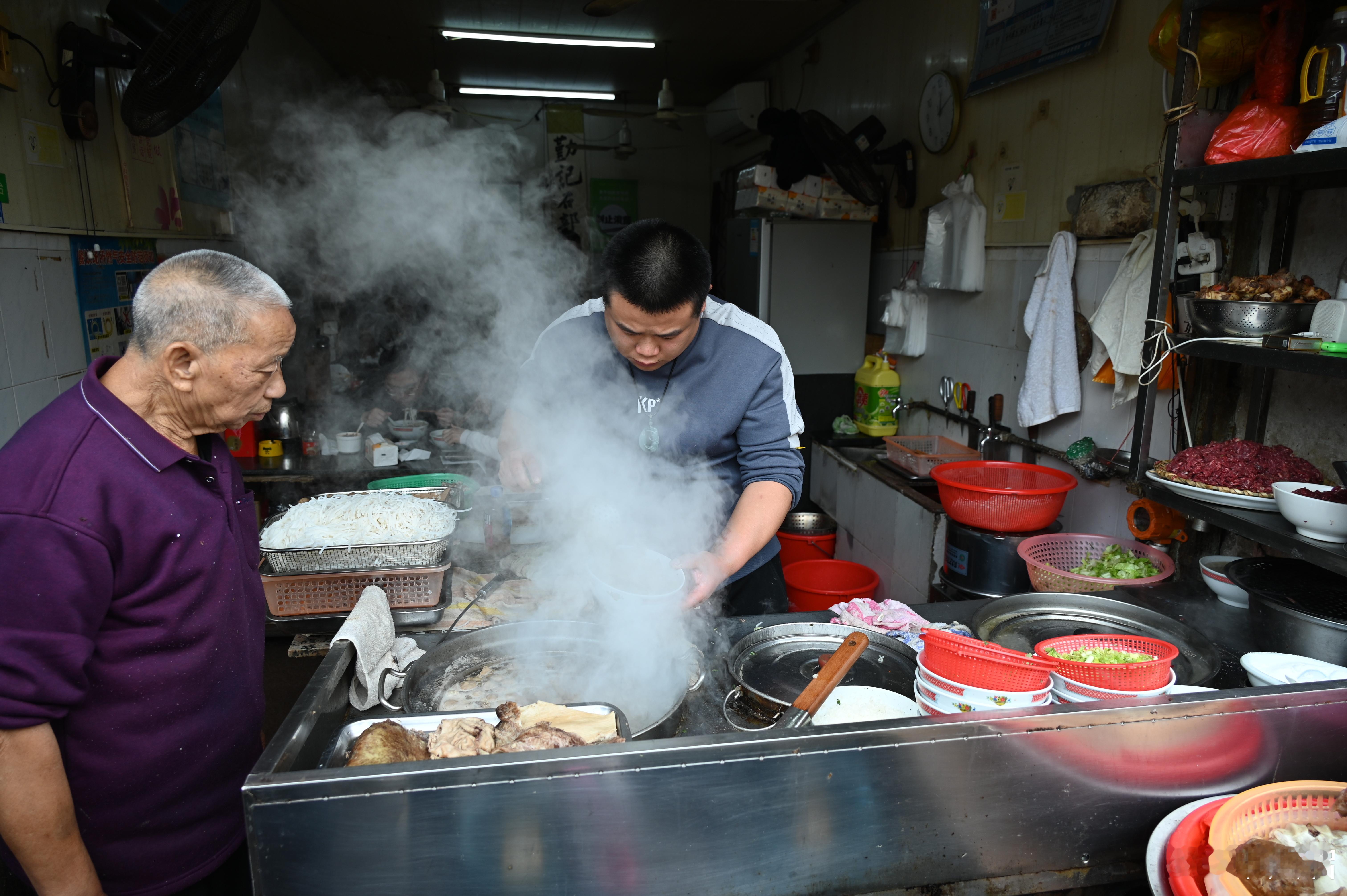 潮汕牛肉粉店内的摆设装修都很正宗，但是顾客全都是游客。尝了一下，挺好吃的，配量很