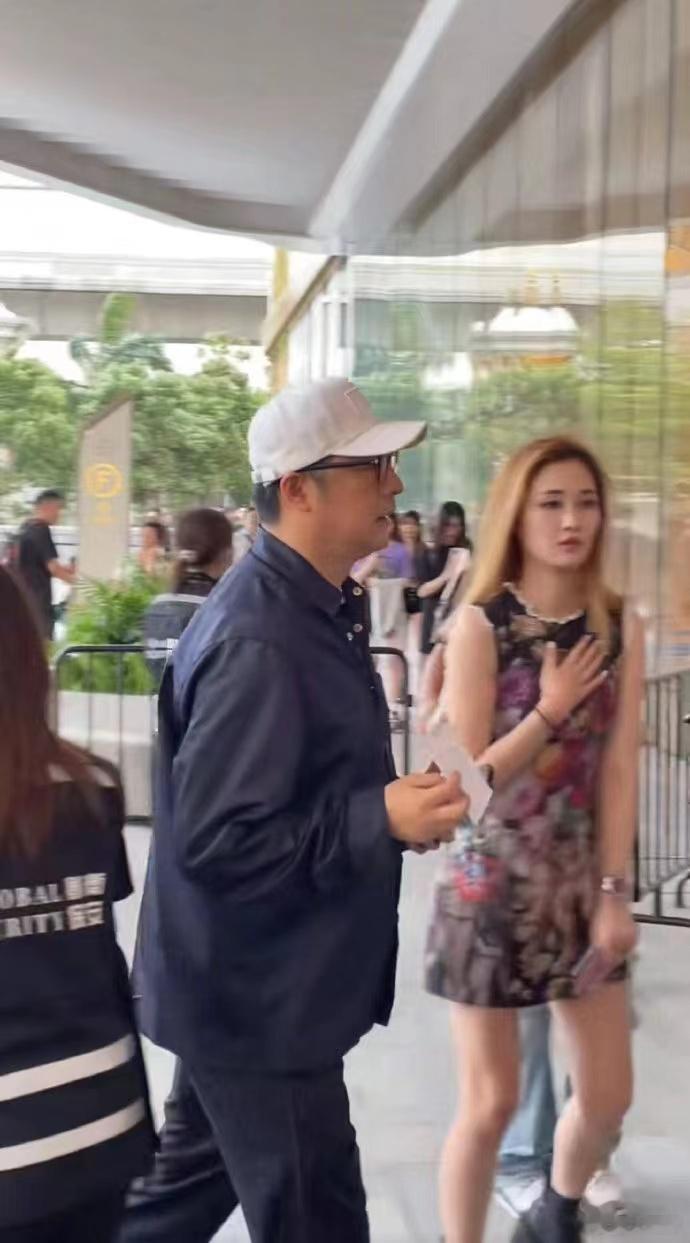 #新浪娱乐[超话]##王岳伦也追王嘉尔演唱会##王岳伦带美女看王嘉尔澳门演唱会#