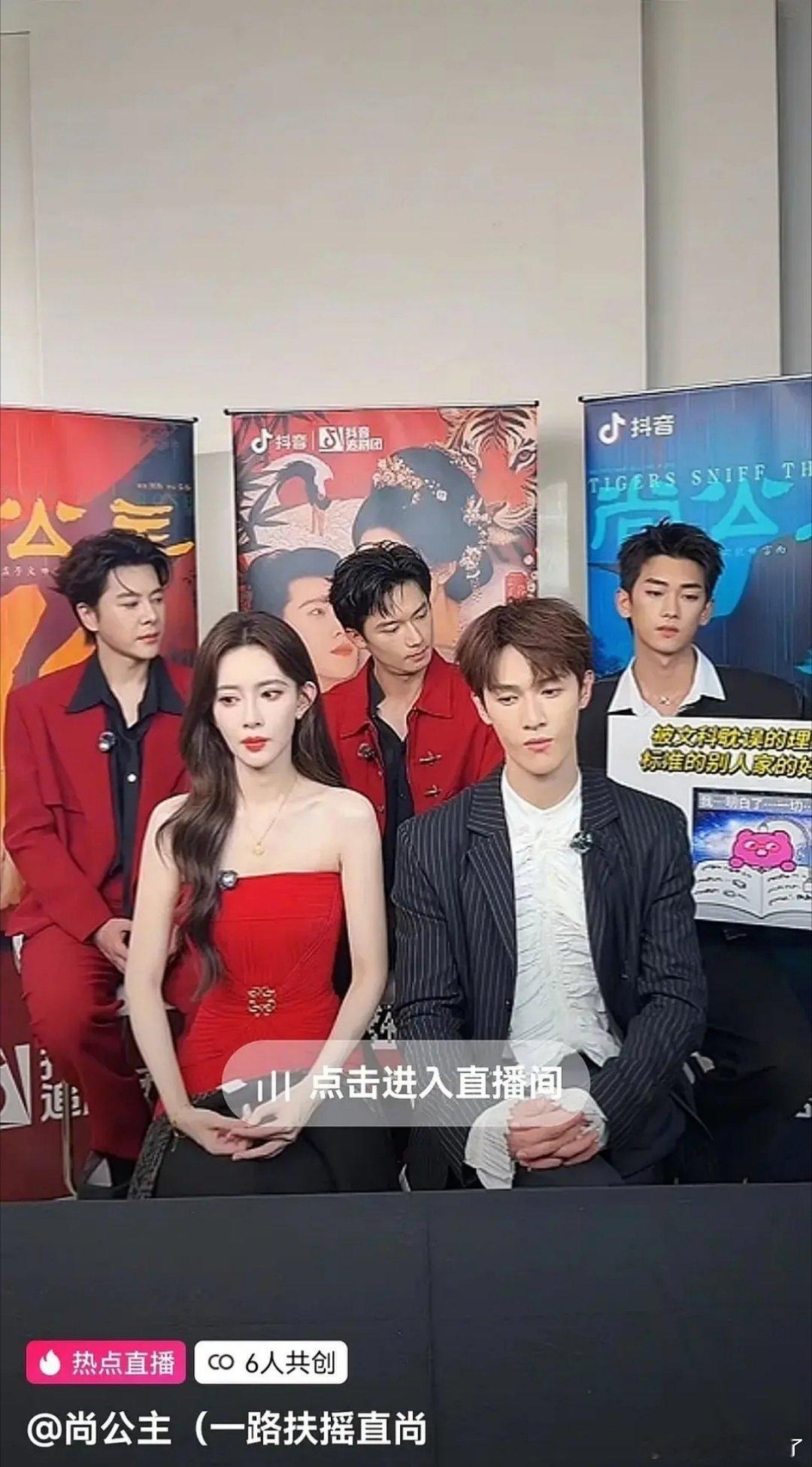 怎么感觉这俩人都挂脸 ​​​