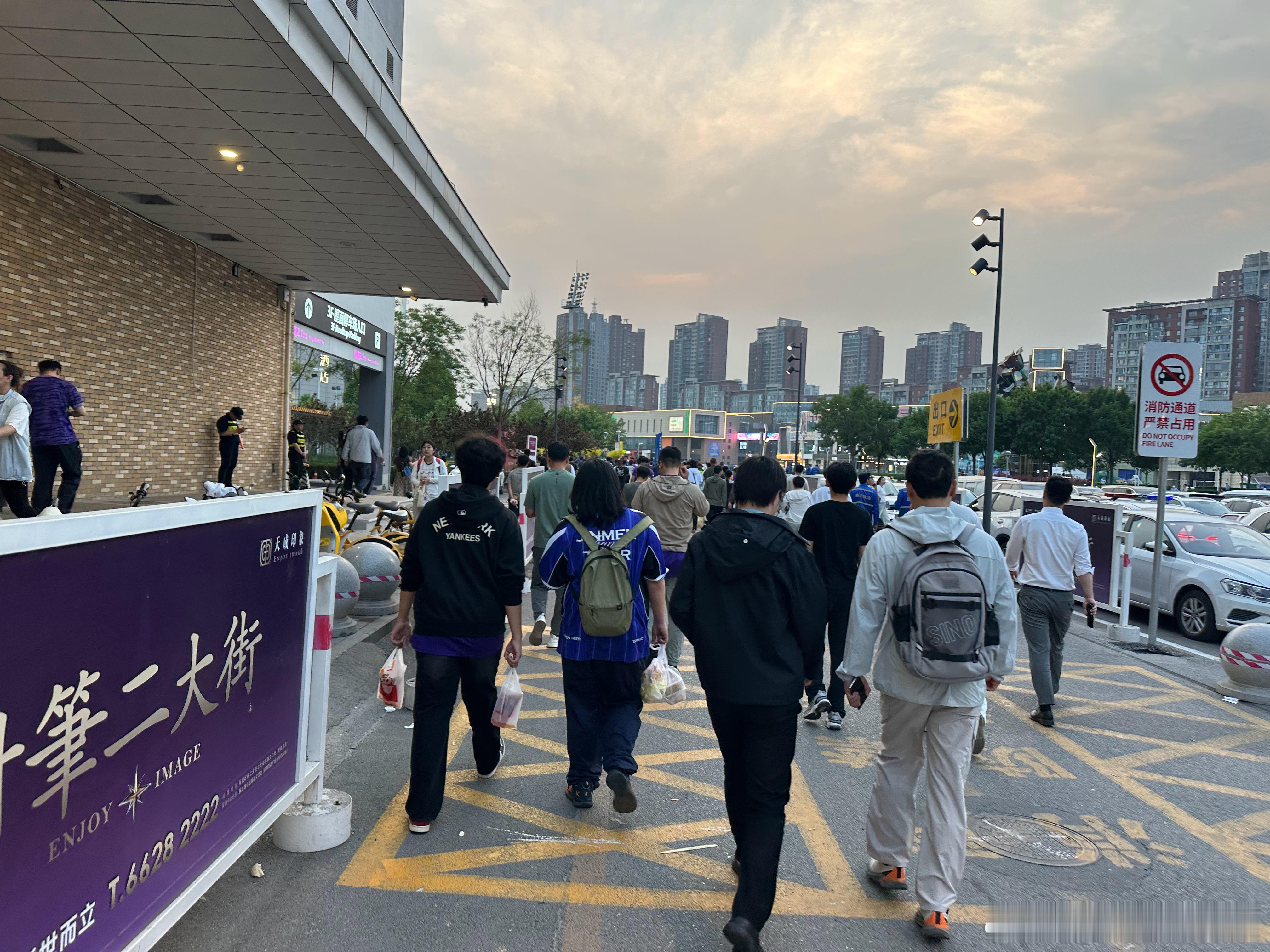 天津津门虎 工作日的夜场，大家来的晚且匆忙。 