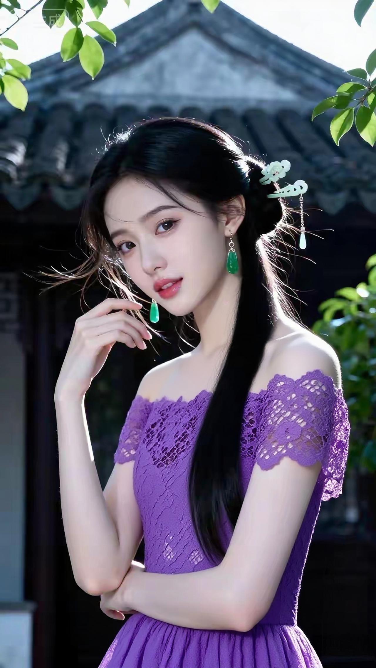 这位姐姐身穿紫色蕾丝露肩裙，简直是优雅与妩媚并存，美得太惊艳💜
复古紫调高贵又