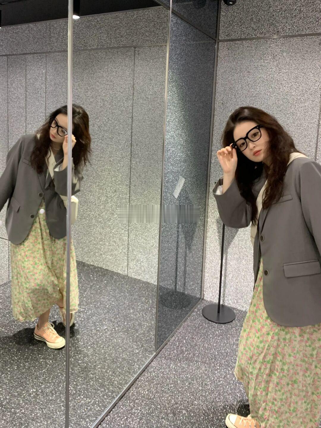 论西装和碎花裙的适配度…