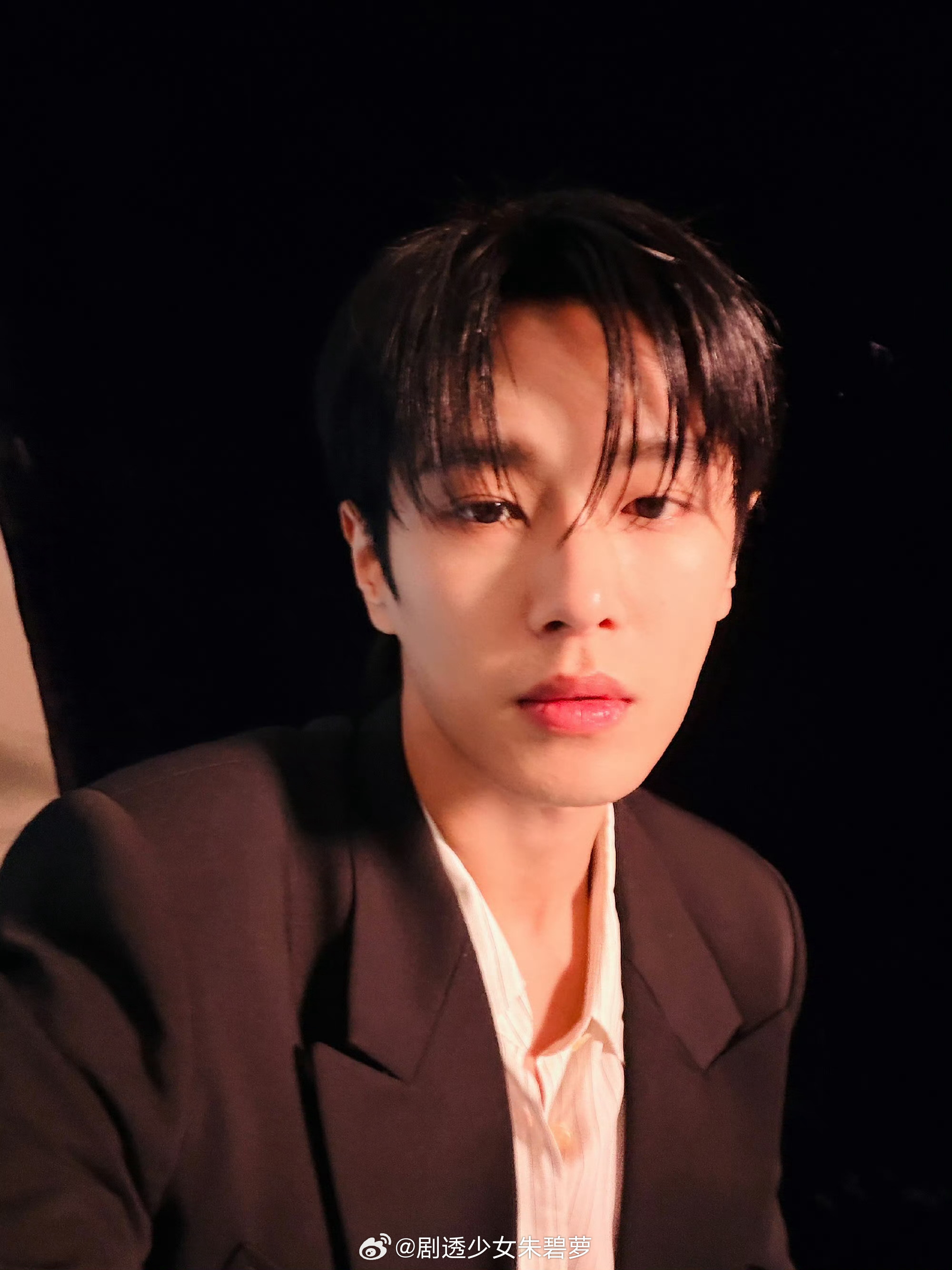 李汶翰路透白发深v李汶翰白发冷感+深V赤焰图腾直接封神🔥破碎感与荷尔蒙拉满，这