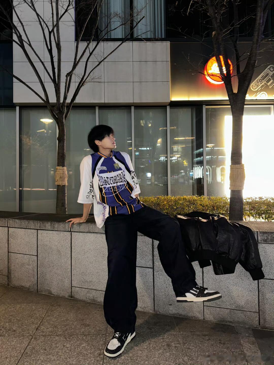 姚琛姚琛上披哥R1SE团建 七年啊，从18岁到25岁，从练习室到万人舞台。姚琛你