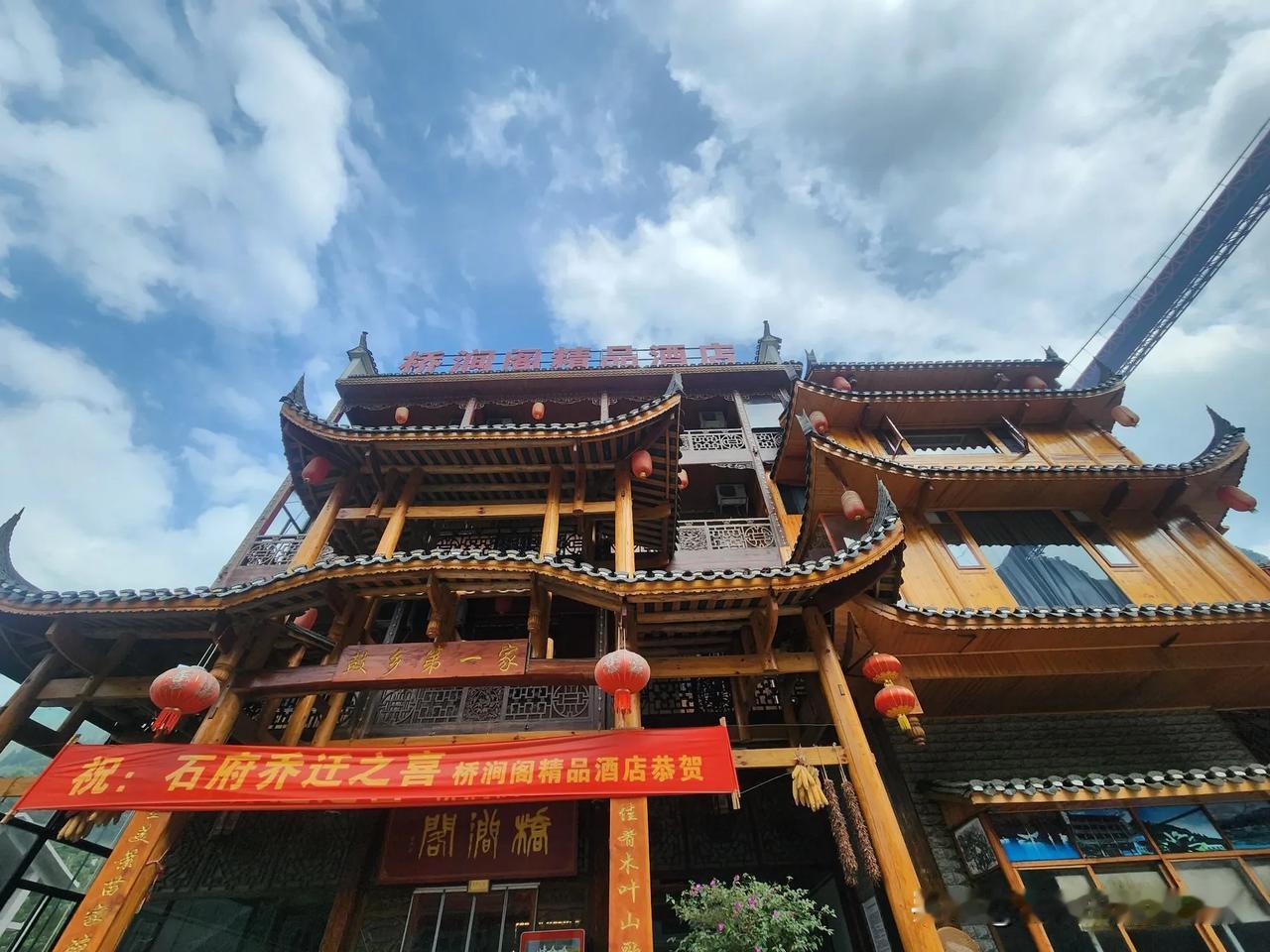 我打趣说:"我下次来还优惠我吗？"

"优惠，优惠！"她热情地接过话头，又说:"