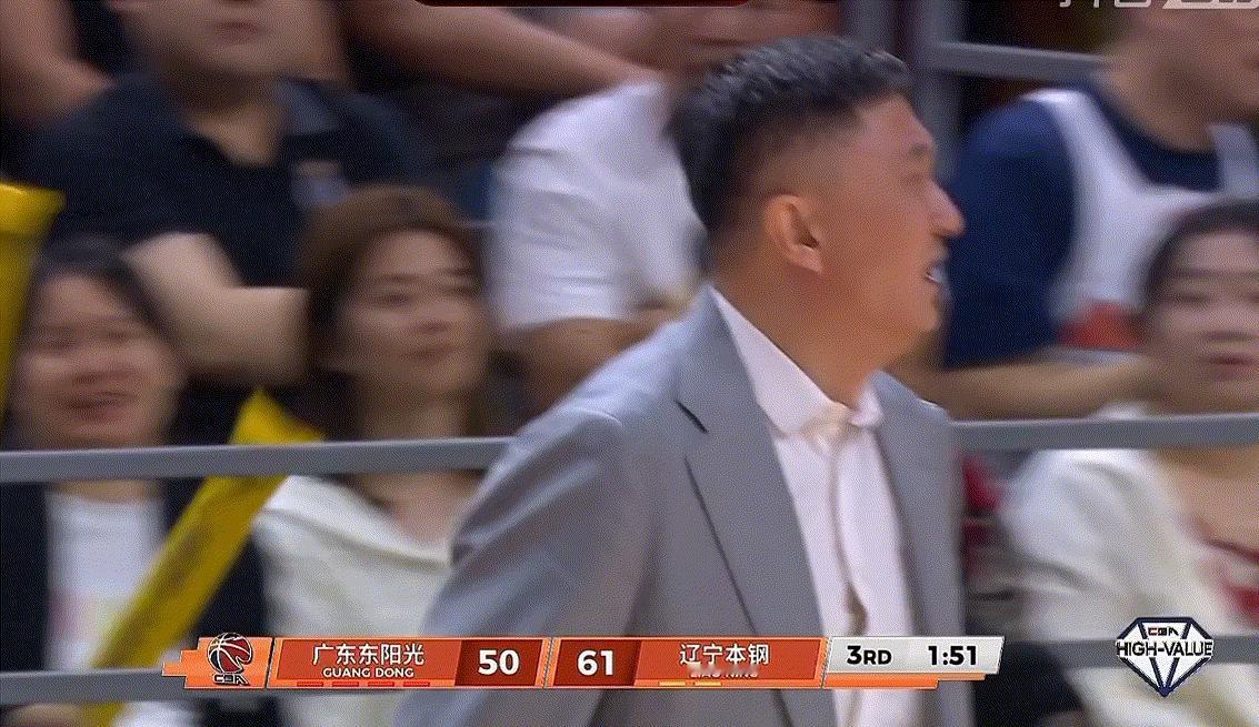 焦泊乔现在已经不会打球了，眼睛里充满了恐惧，目光都有些呆滞了。焦泊乔可是刚刚入选