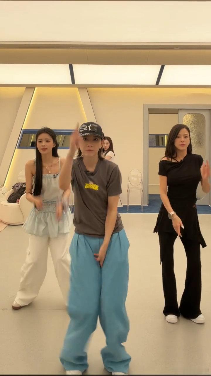 李斯丹妮我们花蝴蝶还有救吗孙怡江语晨跳花蝴蝶有点过于心酸了孙怡江语晨跳花蝴蝶好心