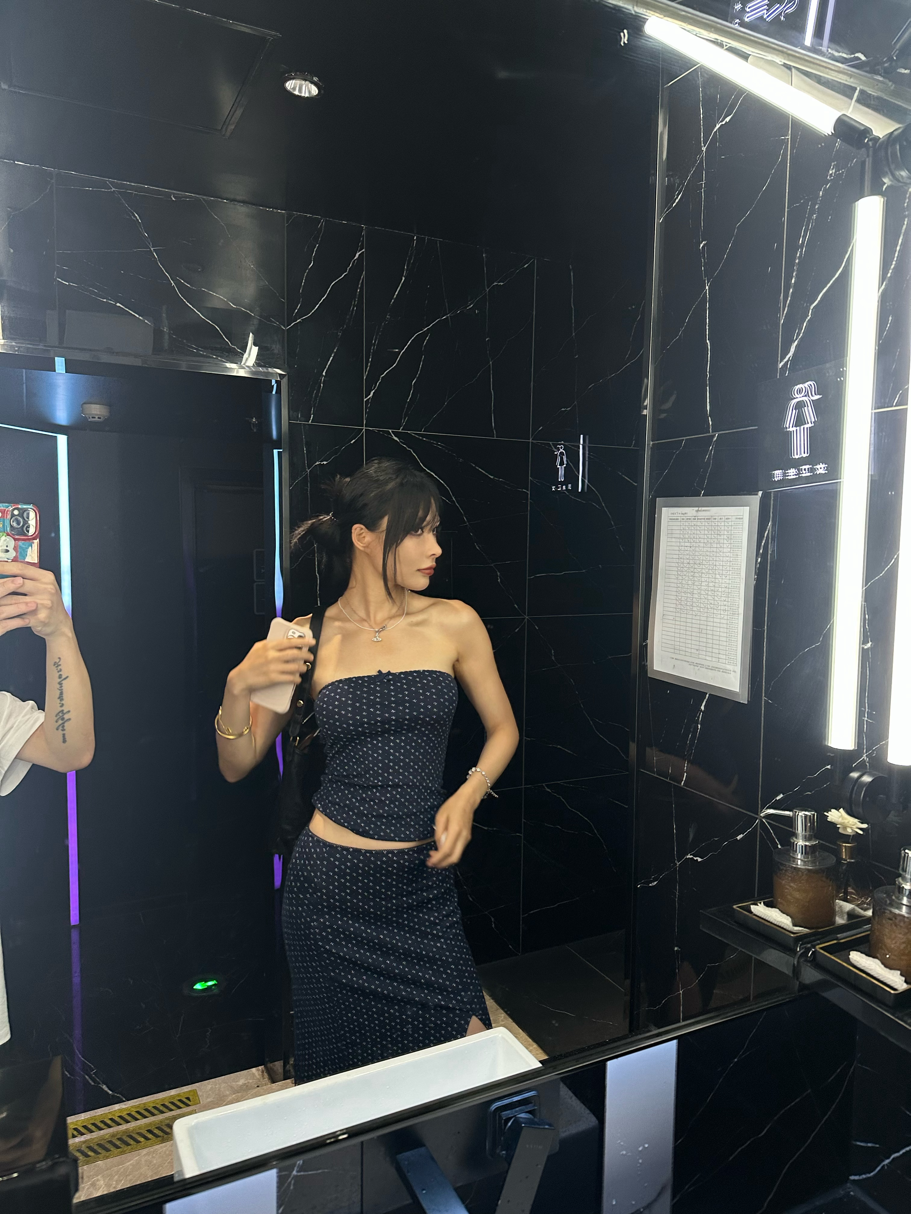 漂亮吧，和朋友从厕所出来随便拍的（但认真p了） 