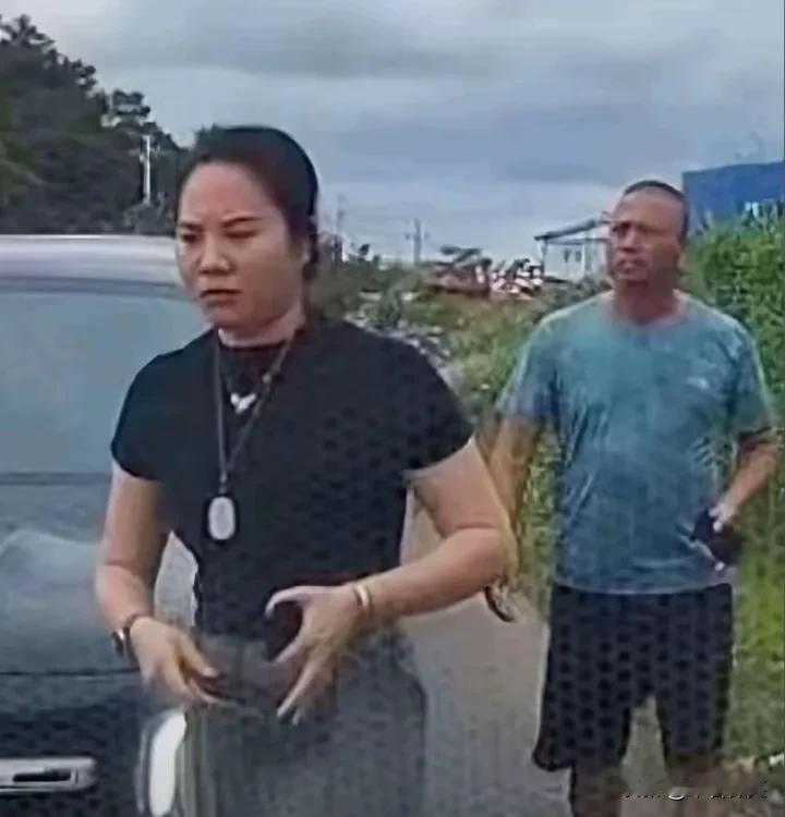 广西奔驰女司机“亮证”，违反了治安管理处罚法，被行政拘留5日，日期由8月5日至8