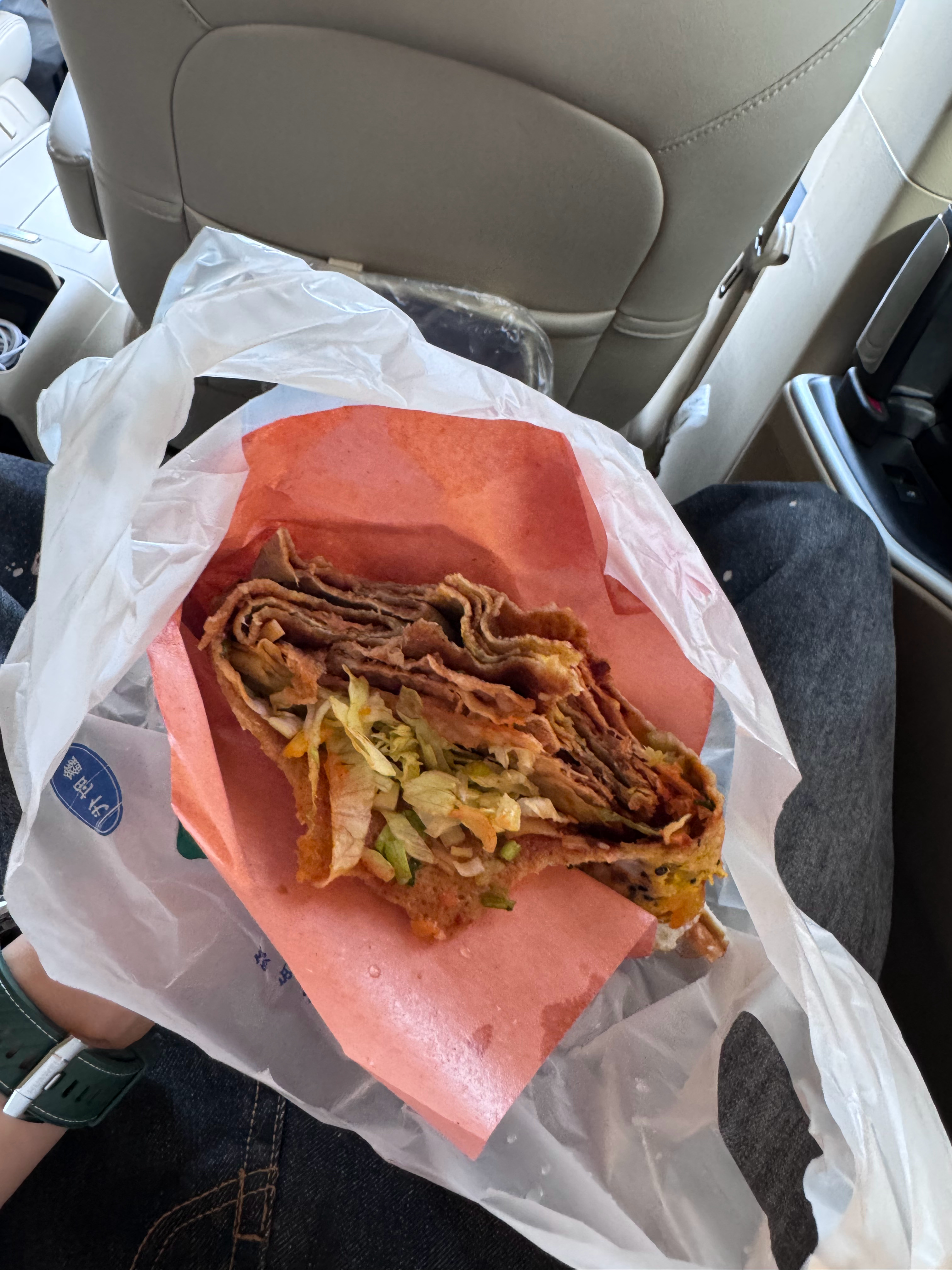 早啊家人们又出差了，路上凑活一口好奇你们早餐爱吃什么类型的？我基本就是包子、煎饼