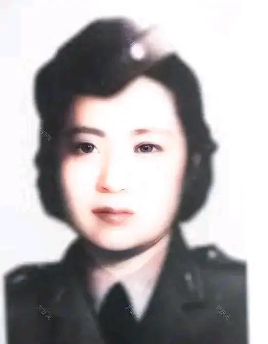 [微风]1951年，叶亚华在澳门街头要饭无果，无奈在牌子上写道：“我是抗日名将王