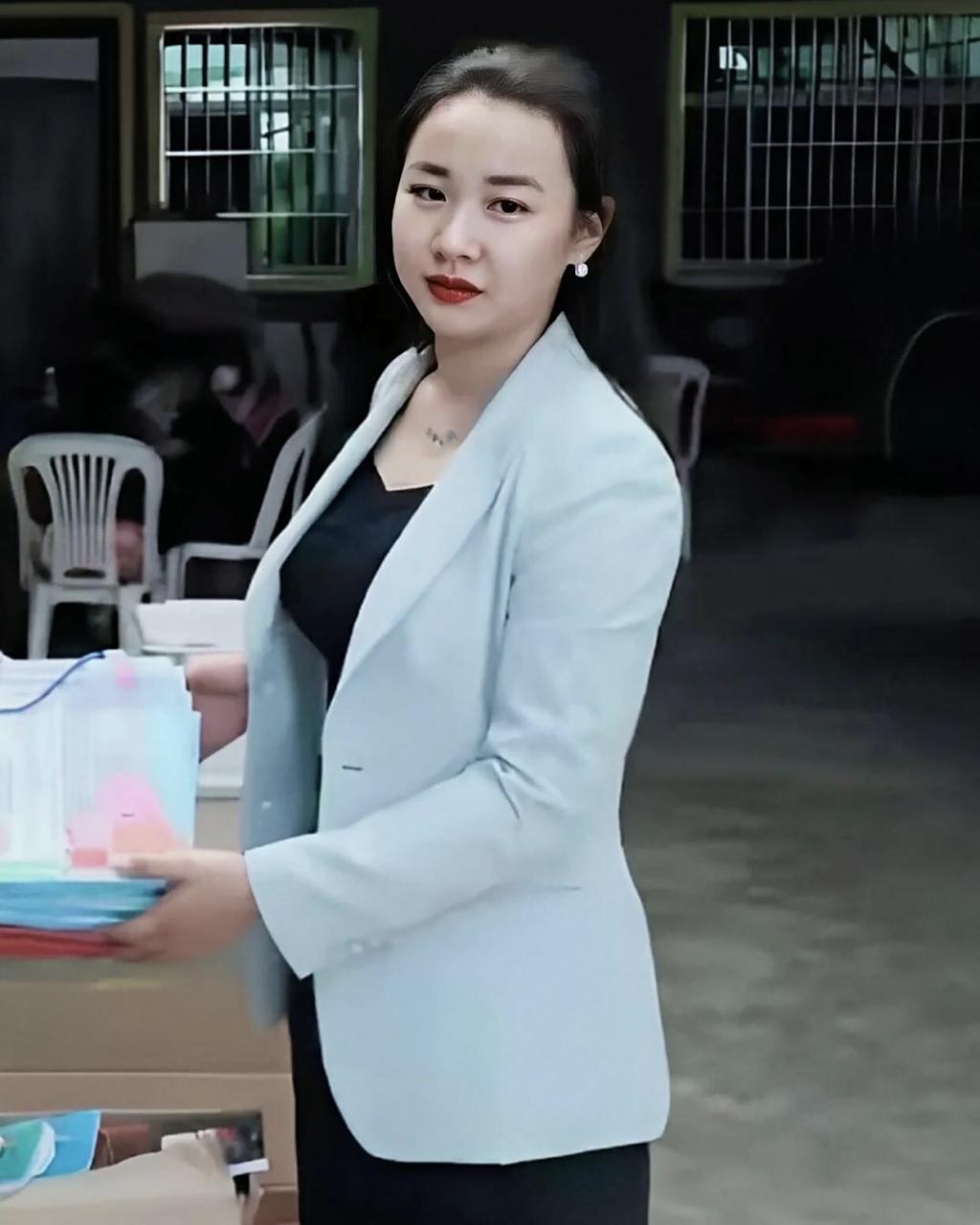 留洋美女率11人作恶终落网！全员领"终极大礼包"，颜值学历成遮羞布？
 
20多