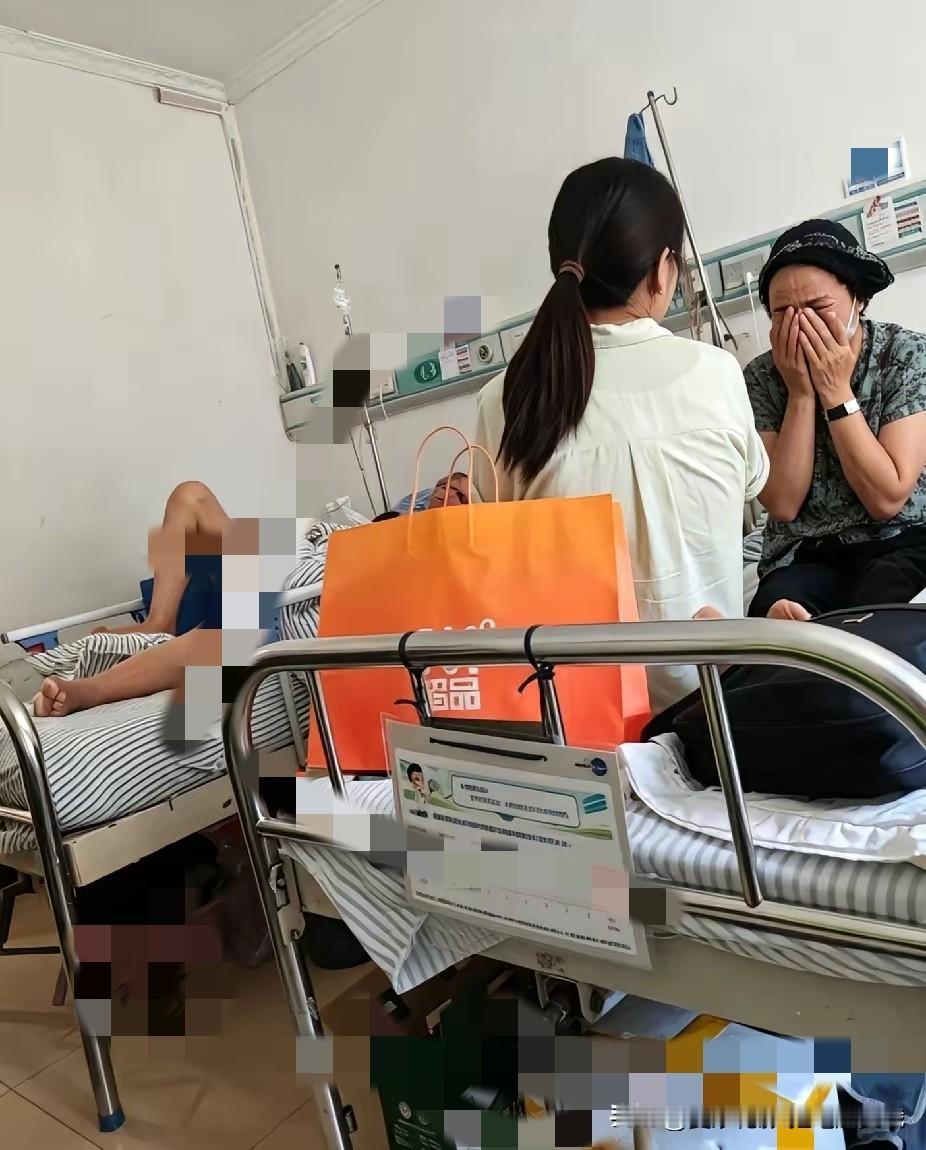 一女子在病床上嚎啕大哭，原来是因为她被确诊乳腺癌，而她唯一的女儿却不愿意出钱治疗