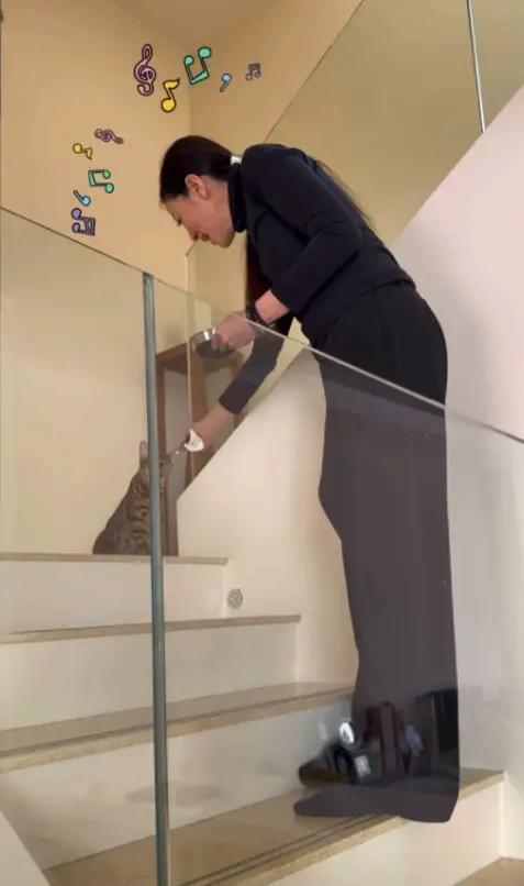 遇对人直接开挂！滕丽名9年错付终放手，50岁活成潇洒阔太
 
50岁的滕丽名晒个