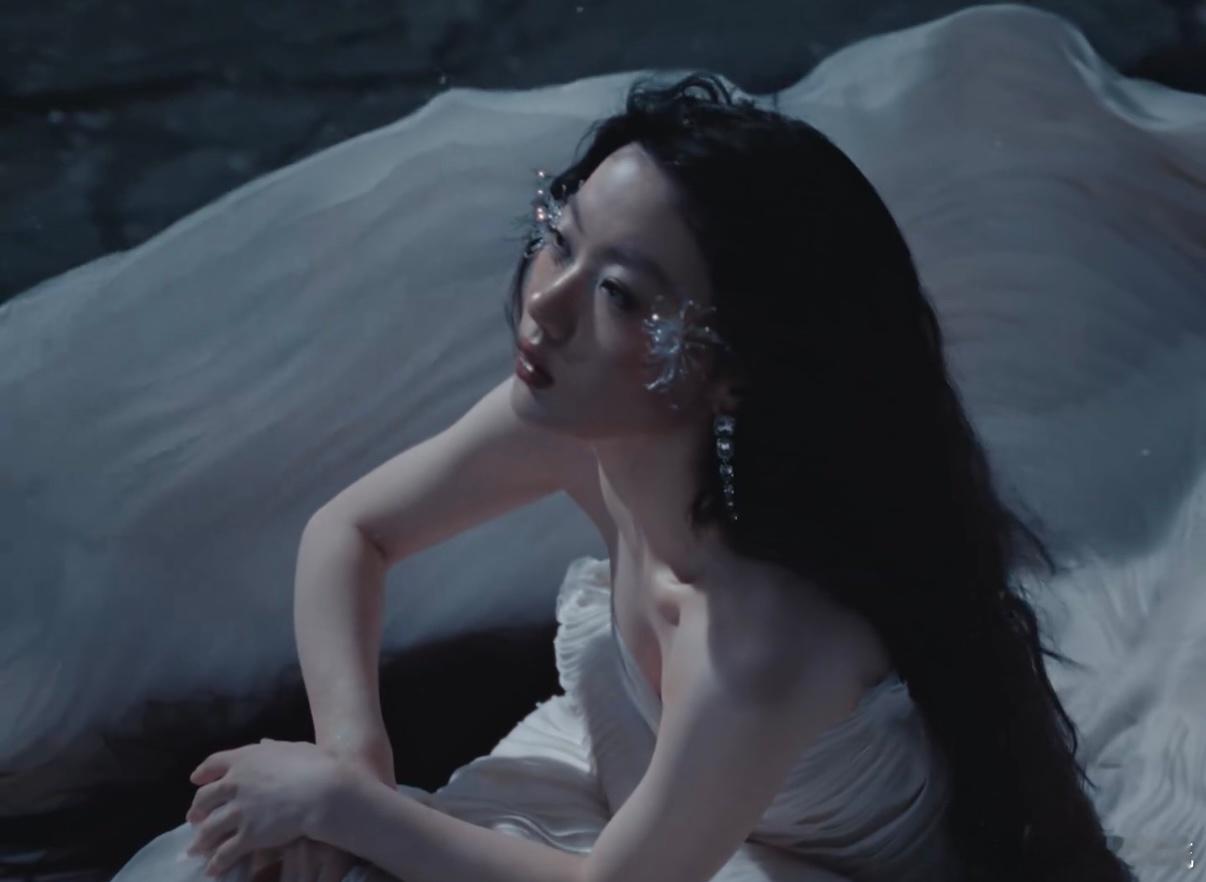 单依纯珠玉MV 从青涩到沉稳，单依纯在音乐路上稳步前行，《珠玉》这支周年MV，刚