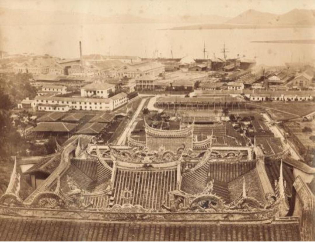 1866年，福州马尾。

闽浙总督左宗棠，站在一片荒凉的江滩上，对着幕僚们说了一