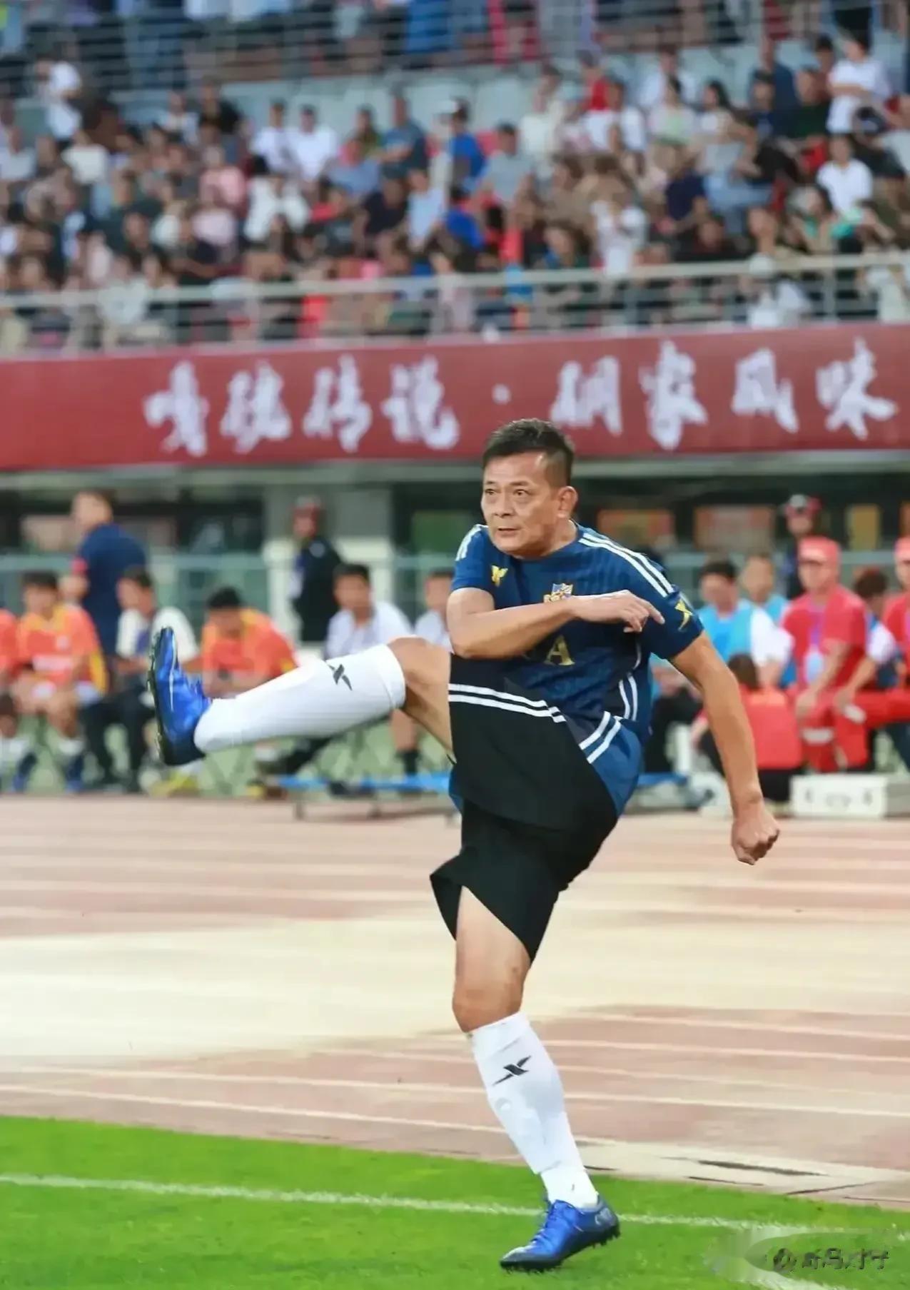 和他在绿茵场踢比赛会有什么后果？
