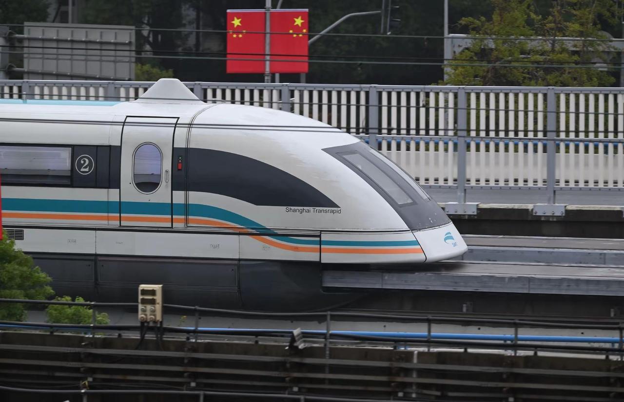 中国之前的速度巅峰。它曾是上海速度的奇迹，德国TR‑08磁浮，从龙阳路奔向浦东机