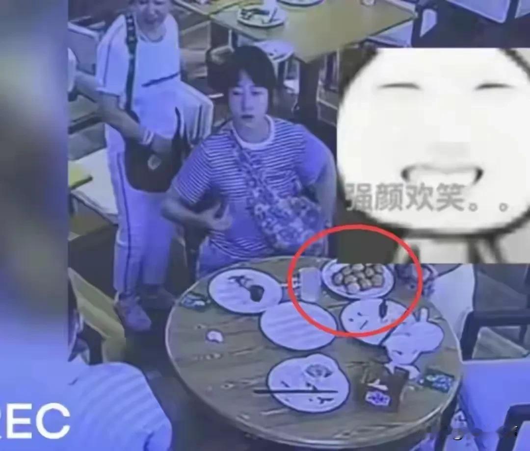 女子当孩子面捏碎的不仅是二十多个鸡蛋还有身为母亲的光正形象
一女子与女儿在酒店吃