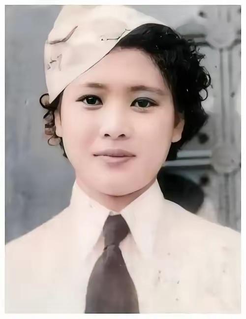 1938年一个深夜，国民党师长范绍增用枪顶着一个女人的头说：“马上离婚嫁给我！”