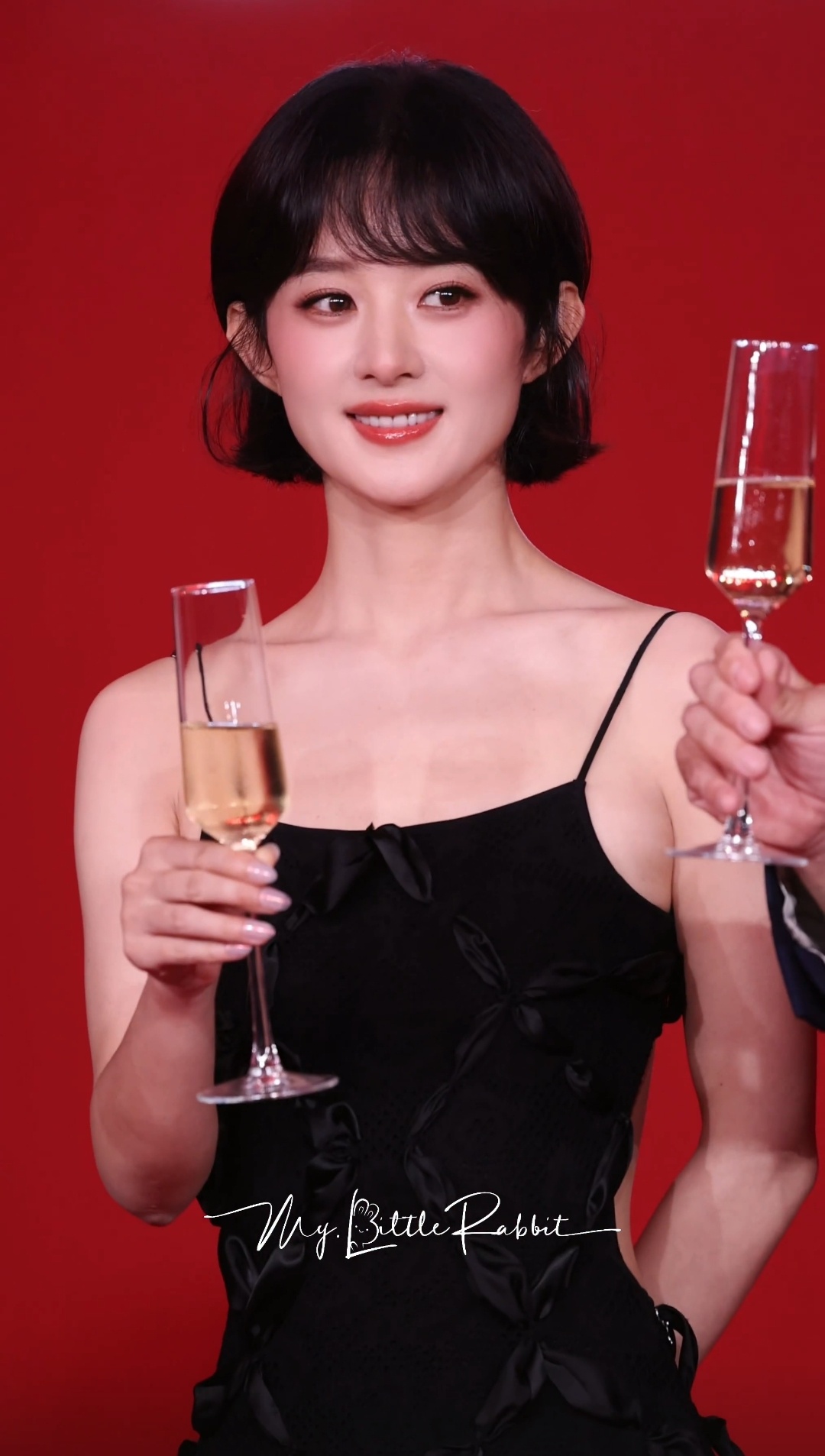 赵丽颖 泡芙小姐不能说相似，只能说一模一样灵动俏皮可爱甜酷昨晚的赵丽颖太美啦 