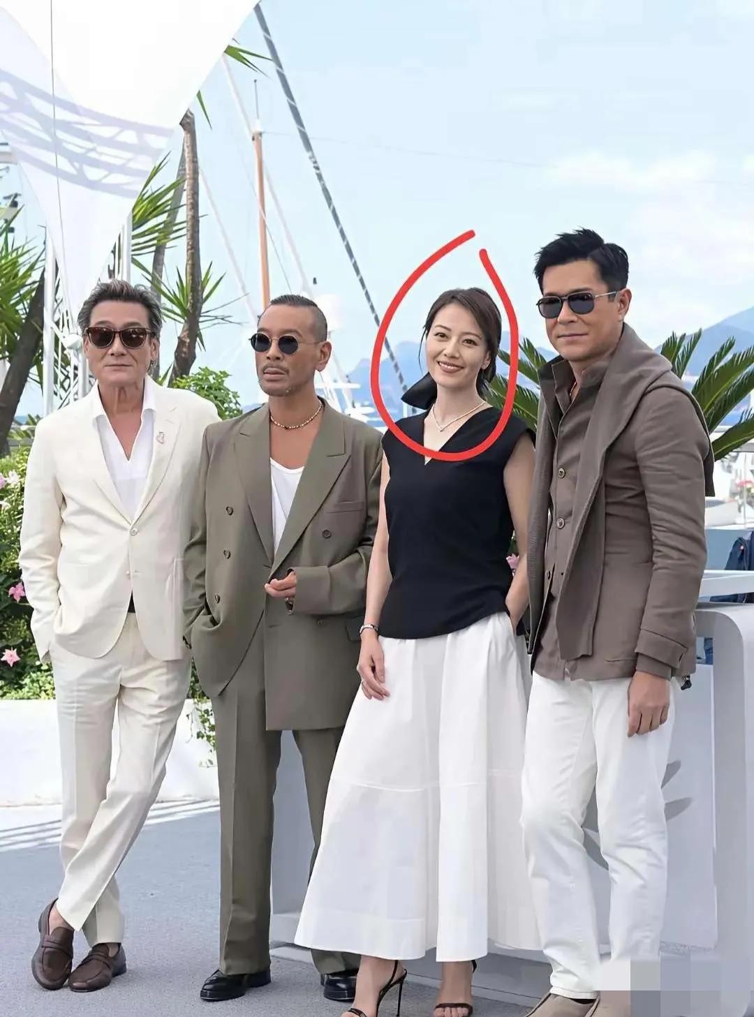 四星同框，我一眼就认出了身着白色西装，胖瘦合度的梁家辉与站姿不够挺拔的古天乐！