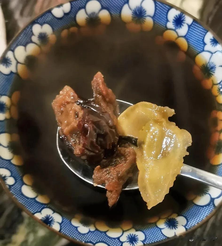 今早我家的早餐虽说简简单单，不过每一样都是用心准备、精心制作的！
比方说这碗红枣