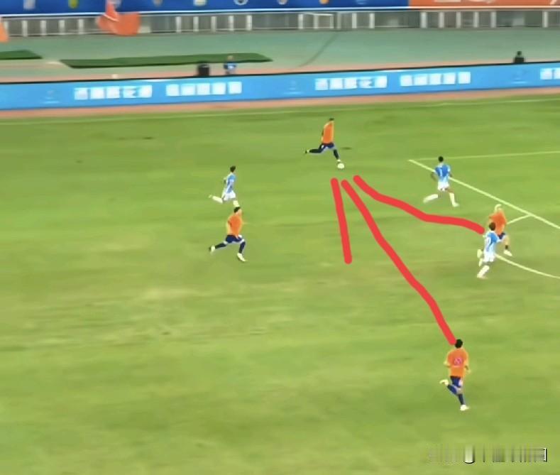 克雷桑什么时候才能改掉自己的独狼习惯啊。
明明是一个四打三的局面，明明是传个球给