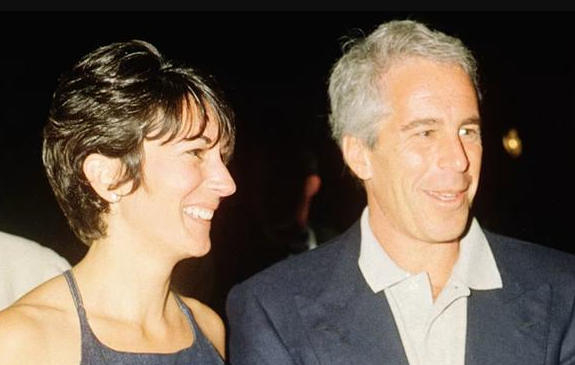 【#爱泼斯坦前女友接受闭门质询#】当地时间9日，涉嫌性犯罪被捕，并于2019年8