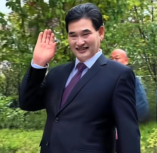 朱之文这半辈子，像坐过山车。年轻时翻字典学歌，穿军大衣一唱成名；大衣拍卖51.8