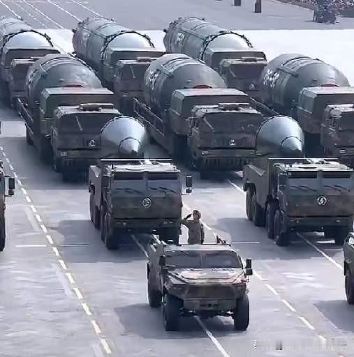 查无此“弹”！
三妹好事，
在93阅兵仪式上，
东风61横空出世，
她去查了一下