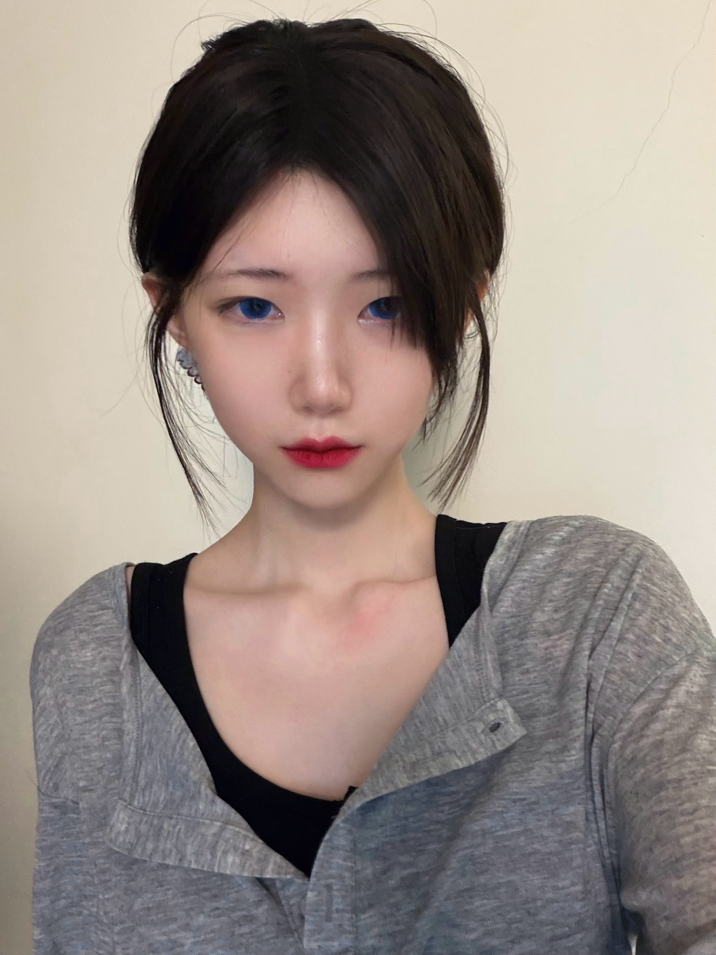 上次红唇不知多久之前、、本来是随便素颜出门想着反正戴口罩试下新口红 结果还不错 