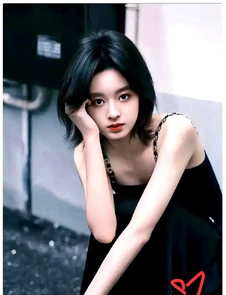 黄杨钿甜的家族背景真的很厉害，黄杨钿甜的爷爷有好几个都是重要人物，黄智刚，黄智平