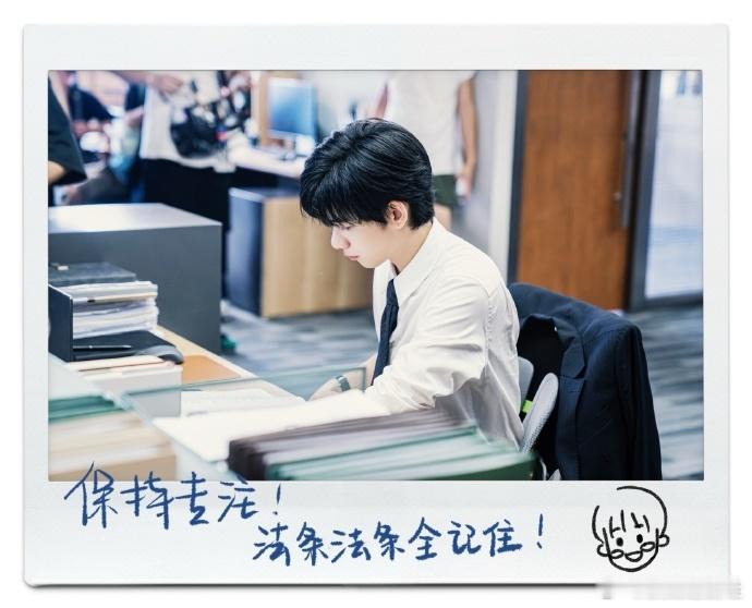 在他伸手试面汤温度的瞬间，胡先煦这人夫感已然满分，那些藏在细节里的照顾，整理餐巾