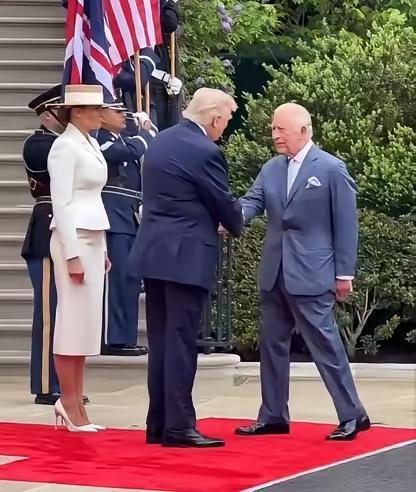 2026年4月，英国国王查尔斯三世出现在特朗普夫妇主办的晚宴上，这场汇聚各方大人