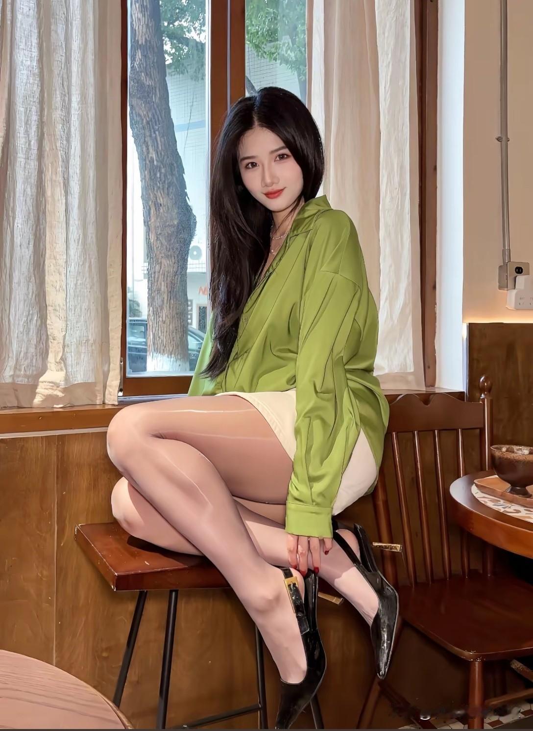 绿衣美人倚窗坐   春光满面笑语生