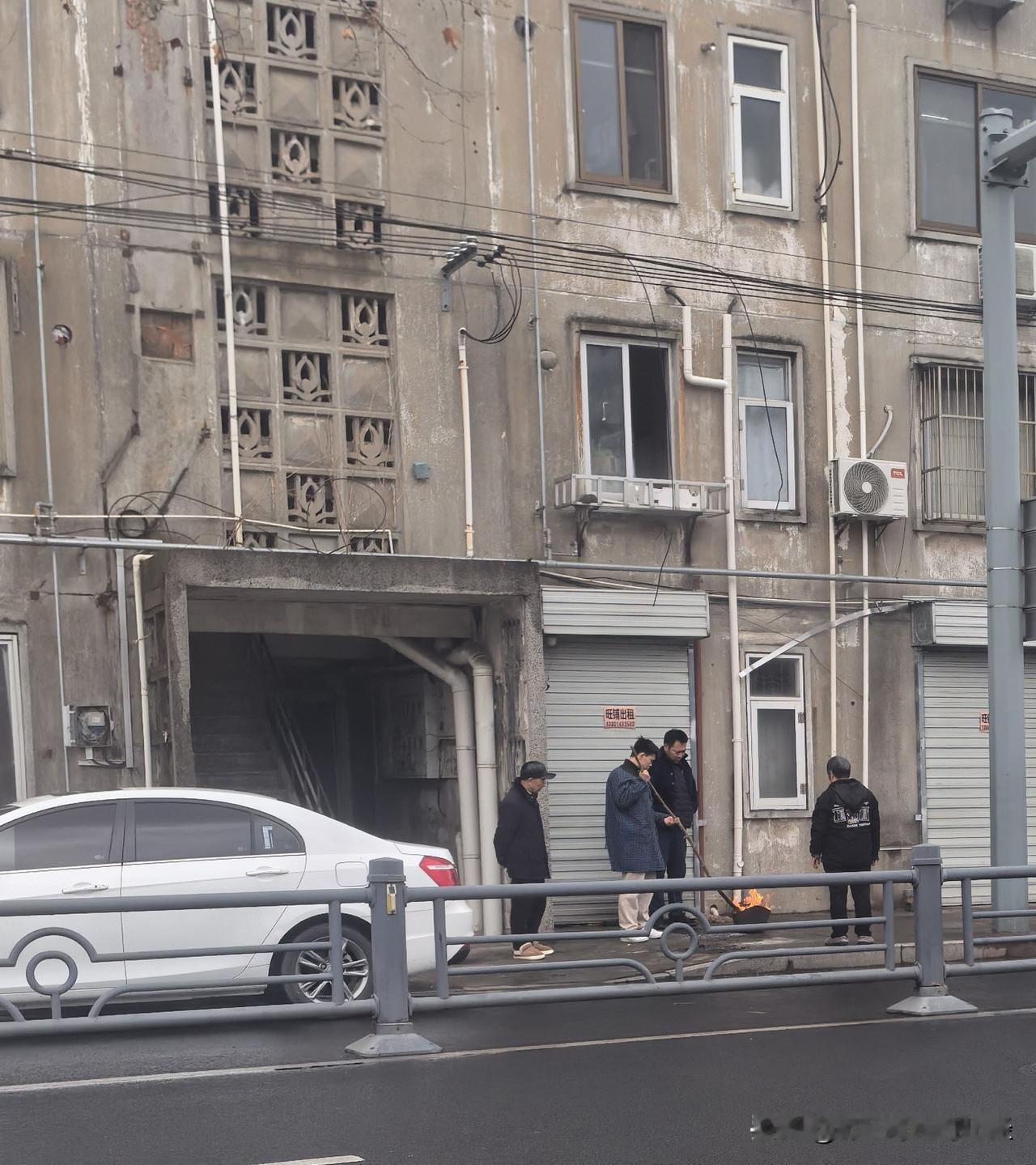 除夕南通，家家烧经，烧经时间从上午到中午不等，部分人家还要上坟。中午家人聚在一起