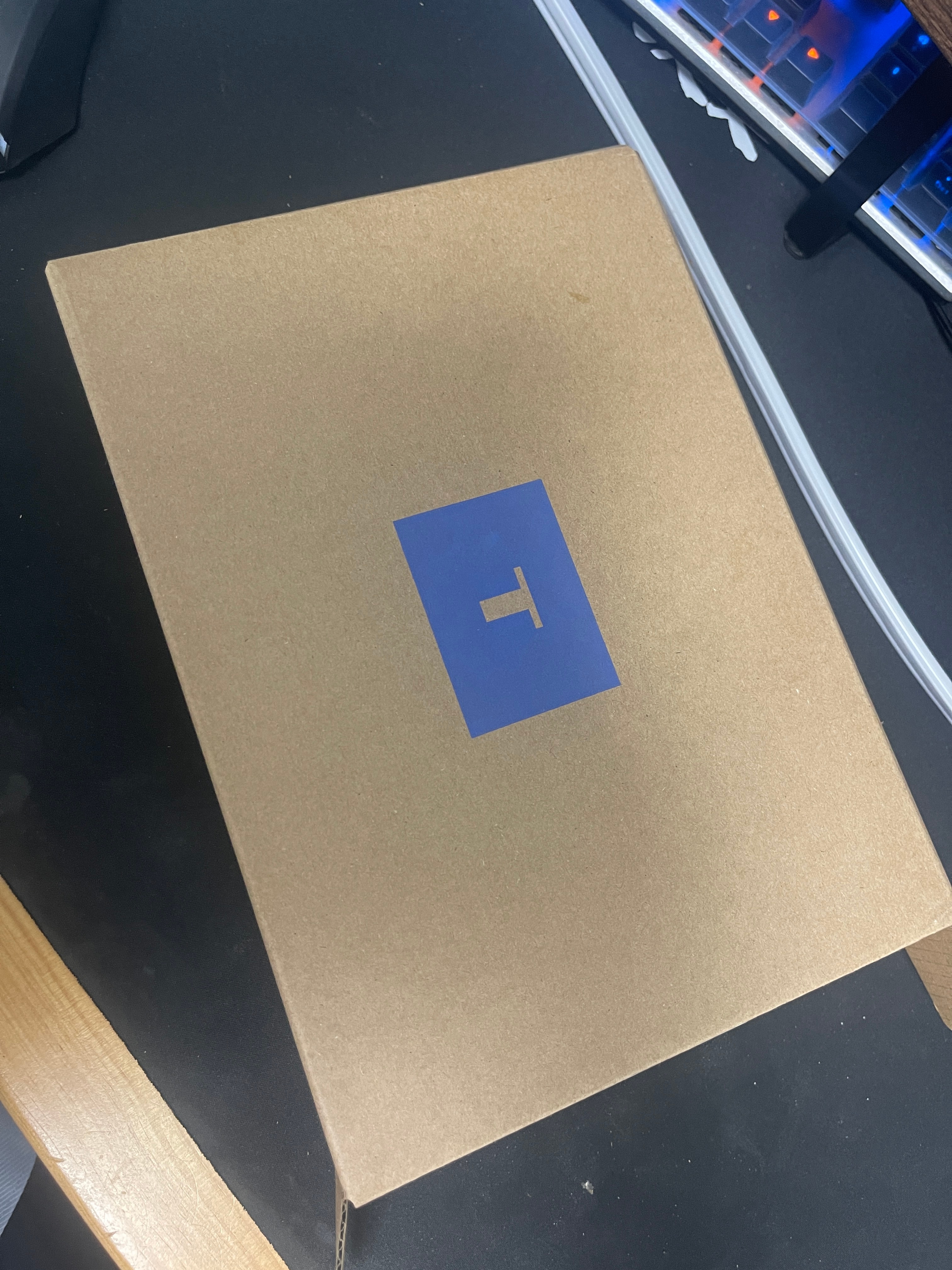 用路由器做网线一分二，网速贼慢。于是重新买了个交换机，大家看看这外形，金属挺有质