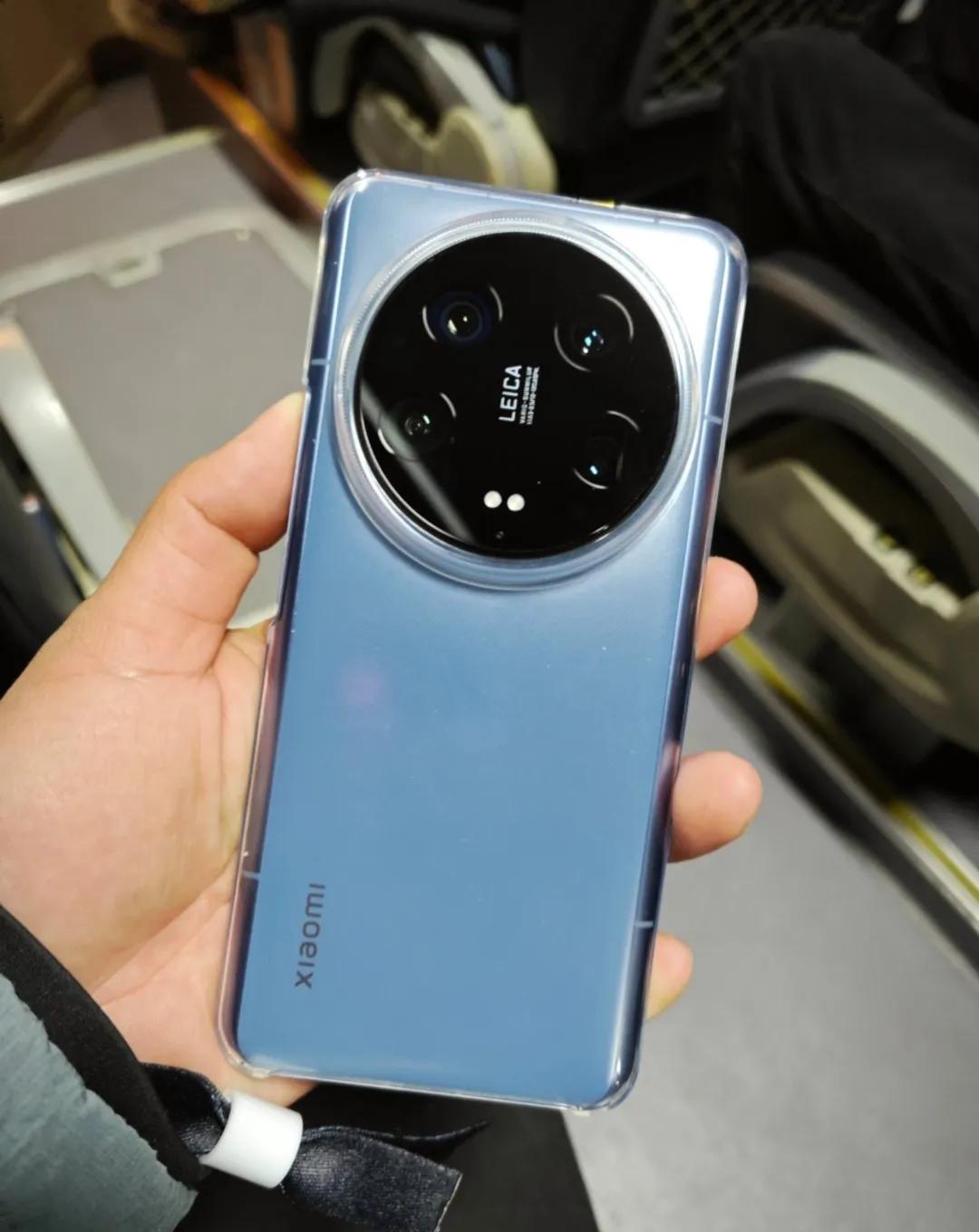 小米14U，比想象中还变态？想喷两句都很难！

1，陶瓷蓝比图片好看，摸起来温润