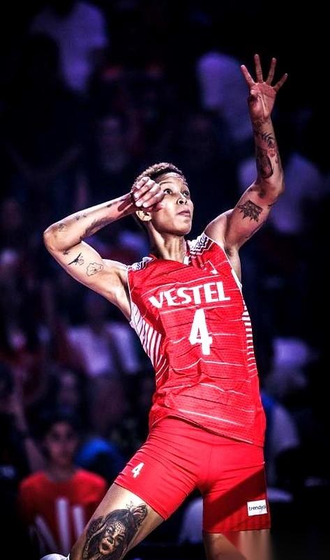 单场轰下33分拿了MVP，就因为庆功宴没穿裙子，穿了套黑西装，顶着个寸头。
全网