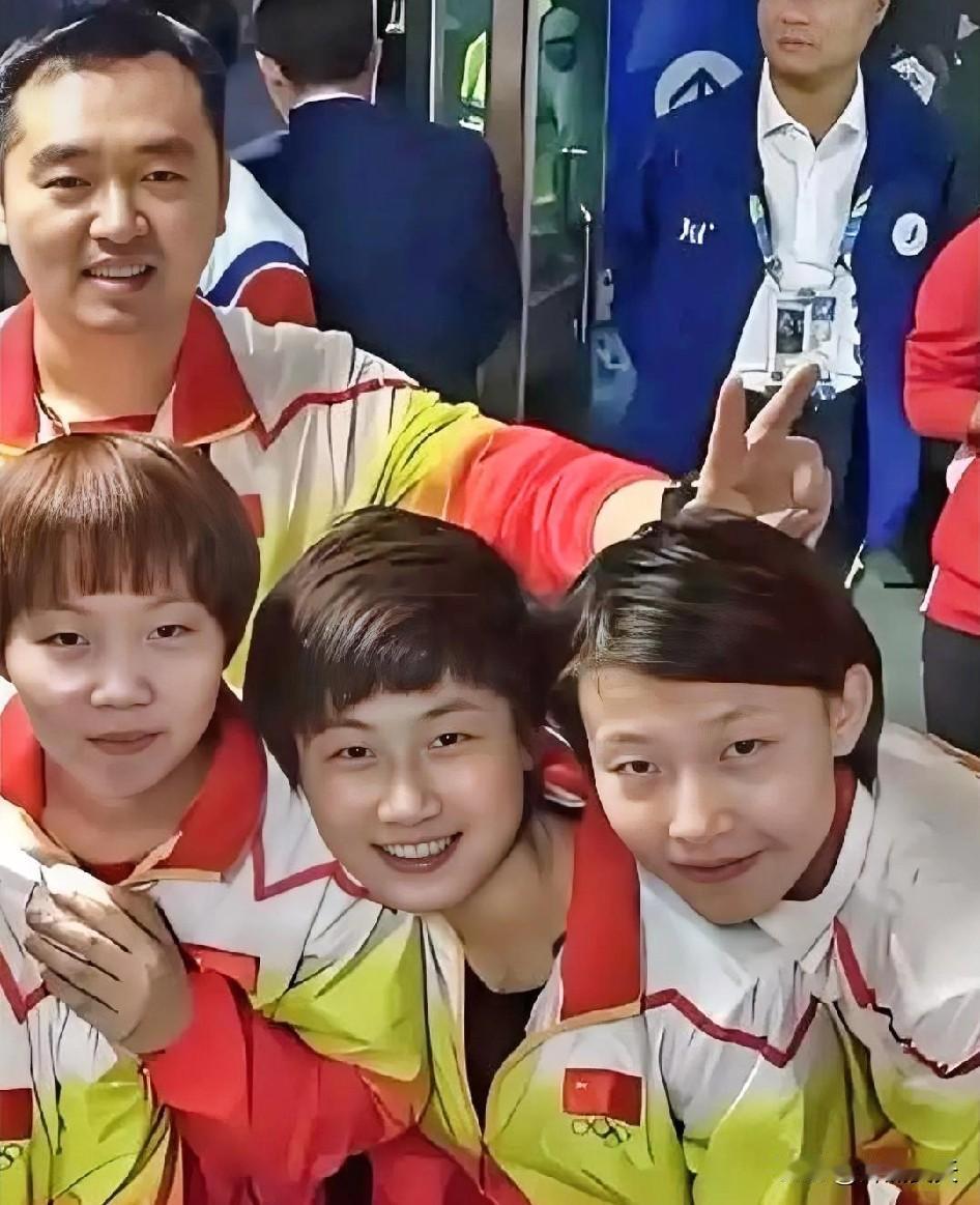 丁宁旁边这位是谁啊？孔令辉带队时期的队员，孔令辉还在她头上比了个兔子耳朵。我一点